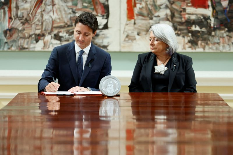 &copy; Reuters. رئيس الوزراء الكندي جاستن ترودو وماري سايمون التي تشغل منصب الحاكم العام يشاركان في مراسم تنصيب الملك تشارلز في أواتاوا يوم السبت. تصوير: بل