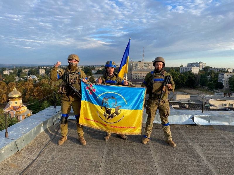 &copy; Reuters. جنود أوكرانيون يرفعون علم بلادهم على أحد الأسطح في مدينة كبسيانك يوم السبت. حصلت رويترز على هذه الصورة من تليجرام. يحظر إعادة بيع الصورة أو ا