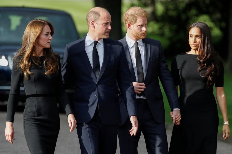 © Reuters. Britain's William, Prince of Wales, Catherine, Princess of Wales, Prince Harry and Meghan, the Duchess of Sussex walk outside Windsor Castle, following the passing of Britain's Queen Elizabeth, in Windsor, Britain, September 10, 2022. REUTERS/Peter Nicholls