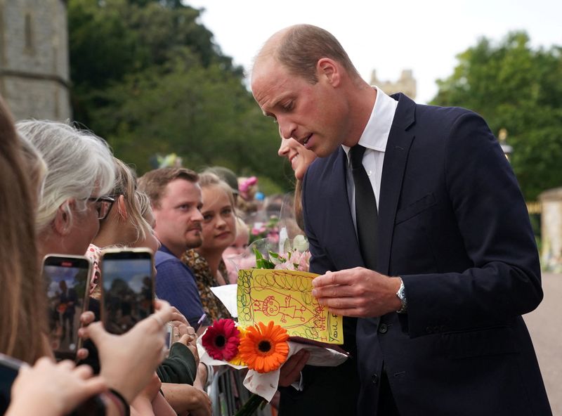 &copy; Reuters. الأمير وليام يتحدث مع مواطنين أمام قلعة وندسور في بريطانيا يوم السبت. صورة لرويترز من ممثل لوكالات الأنباء.