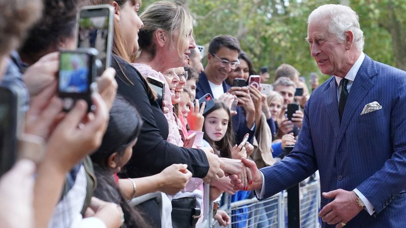 © Reuters. Britain's King Charles meets well-wishers as he returns to Clarence House from Buckingham Palace, following the death of Britain's Queen Elizabeth, in London, Britain, September 10, 2022. Jonathan Brady/PA Wire/Pool via REUTERS