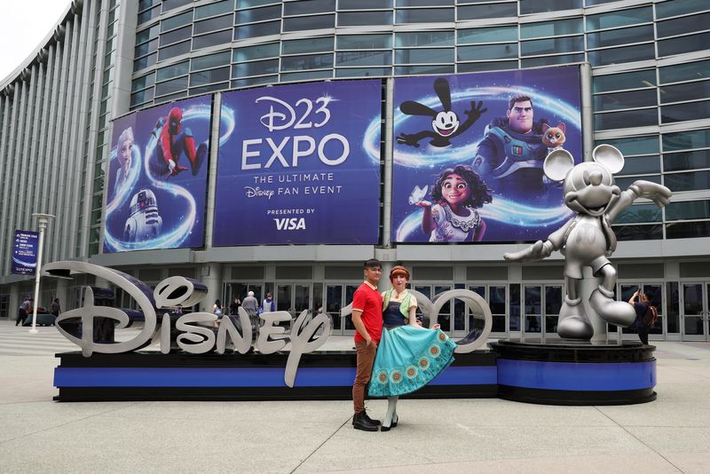 &copy; Reuters. People pose for a photo at Disney's D23 Expo in Anaheim, California, U.S., September 9, 2022.  REUTERS/Mario Anzuoni