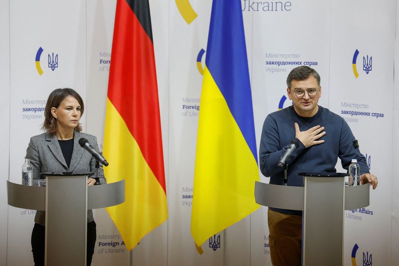 &copy; Reuters. وزير الخارجية الأوكراني دميترو كوليبا يتحدث خلال مؤتمر صحفي مع وزيرة الخارجية الألمانية أنالينا بيربوك في كييف يوم السبت. تصوير: فالنتين أو
