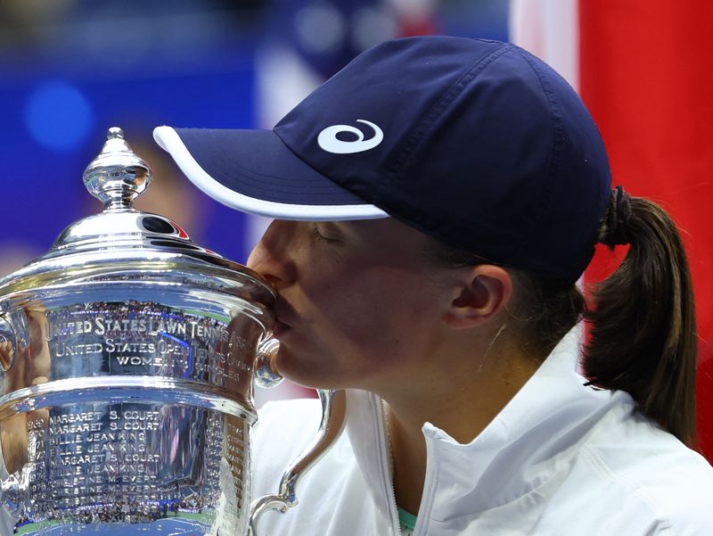 © Reuters. البولندية إيجا شيانتيك تقبل كأس بطولة أمريكا المفتوحة للتنس في نيويورك يوم السبت. تصوير: مايك سيجار - رويترز