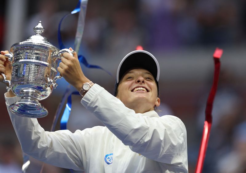 © Reuters. Tennis - U.S. Open - Flushing Meadows, New York, United States - September 10, 2022  Poland's Iwa Swiatek celebrates with the trophy after winning U.S. Open REUTERS/Shannon Stapleton