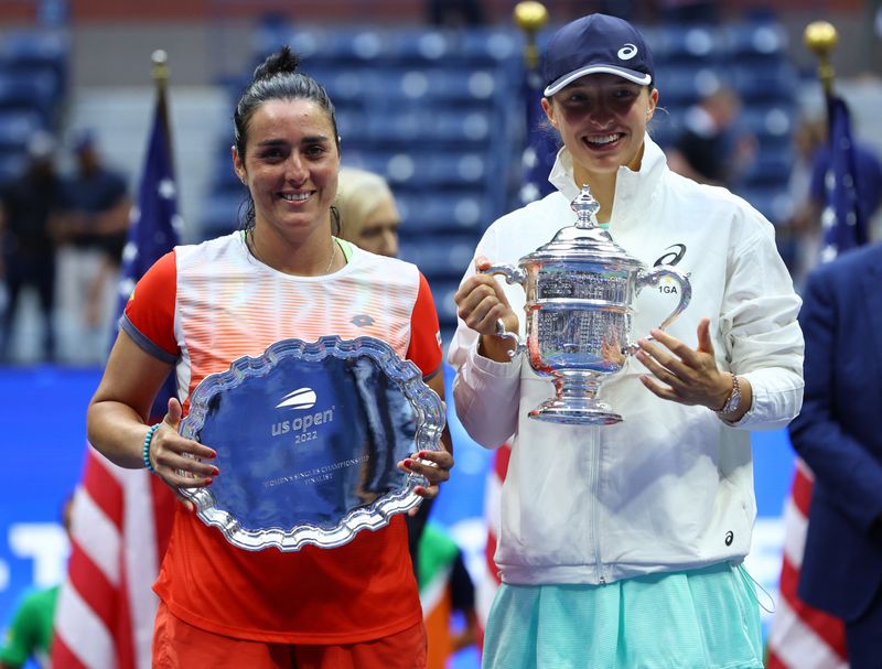 &copy; Reuters. 　テニスの四大大会最終戦、全米オープンは１０日、ニューヨークで女子シングルス決勝を行い、世界ランク１位で第１シードのイガ・シフィオンテク（右）は第５シードのオンス・ジャブ