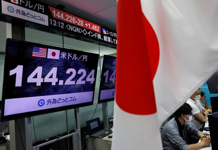 &copy; Reuters. Imagen de archivo de monitores mostrando la cotización del yen frente al dólar en la firma cambiaria Gaitame.com, en Tokio, Japón.