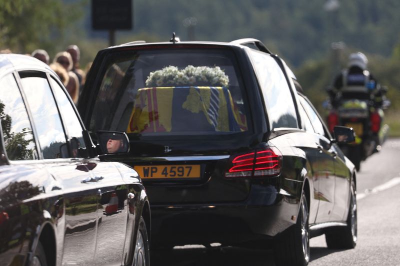 &copy; Reuters. The hearse carrying the coffin of Britain's Queen Elizabeth departs Balmoral Castle, in Balmoral, Scotland, Britain September 11, 2022. REUTERS/Russell Cheyne
