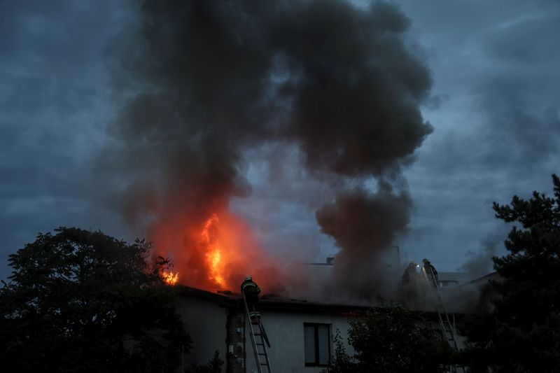 &copy; Reuters. رجال الإطفاء الأوكرانيون يقومون بإخماد حريق في منزل سكني بعد غارة عسكرية روسية مع استمرار الهجوم الروسي في خاركيف يوم السبت. تصوير: جليب جار