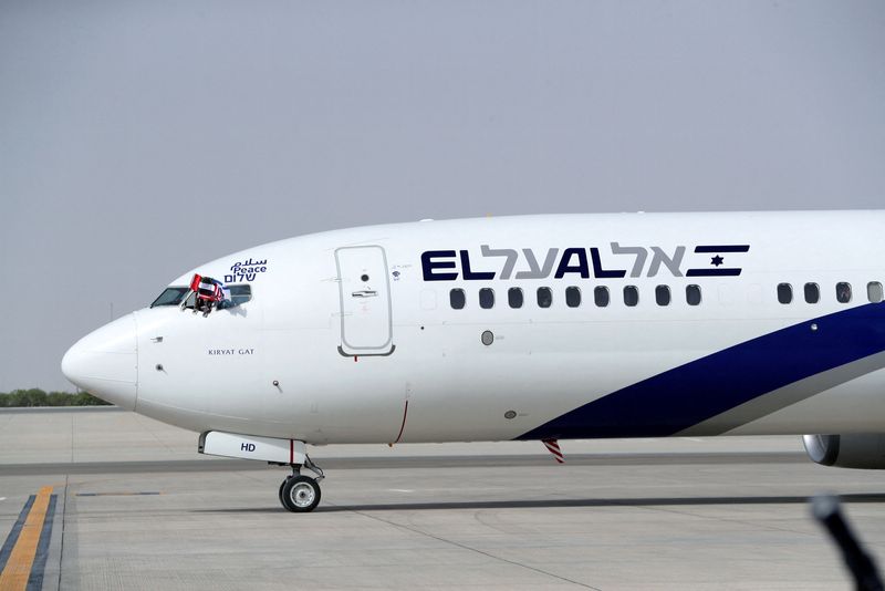 &copy; Reuters. طائرة تابعة لشركة طيران العال الإسرائيلية تهبط في مطار أبوظبي الدولي في صورة من أرشيف رويترز.
