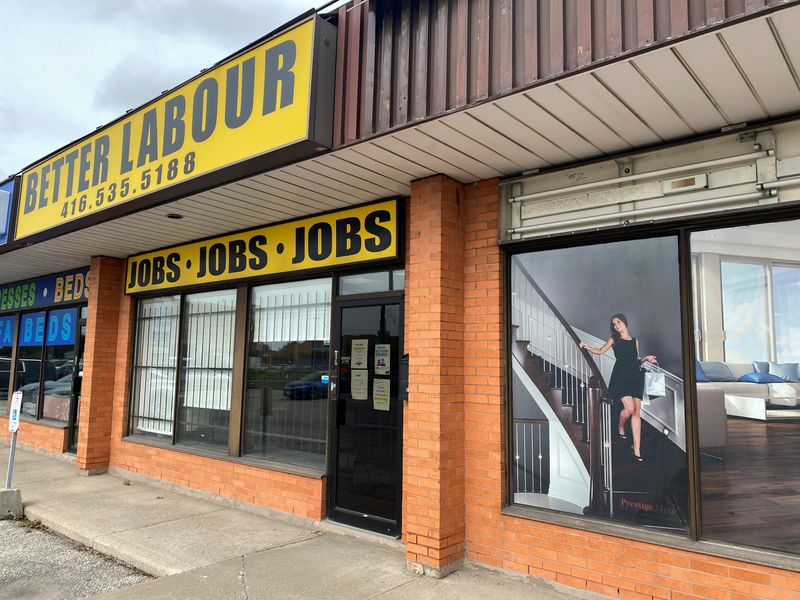 © Reuters. FILE PHOTO: A view of an illustration outside a wood flooring sales office next to an employment agency in Toronto, Ontario, Canada October 8, 2021. REUTERS/Chris Helgren