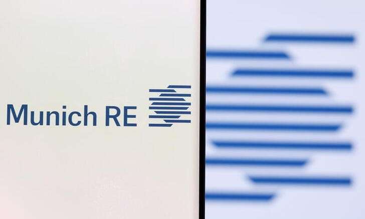 &copy; Reuters. Ilustración fotográfica del logo de la compañía reaseguradora alemana Munich Re Group.