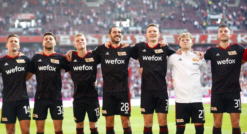 &copy; Reuters. لاعبو أونيون برلين يحتفلون بالفوز على كولن في دوري الدرجة الأولى الألماني لكرة القدم يوم الأحد. تصوير: ثيلو شمالجن - رويترز.
