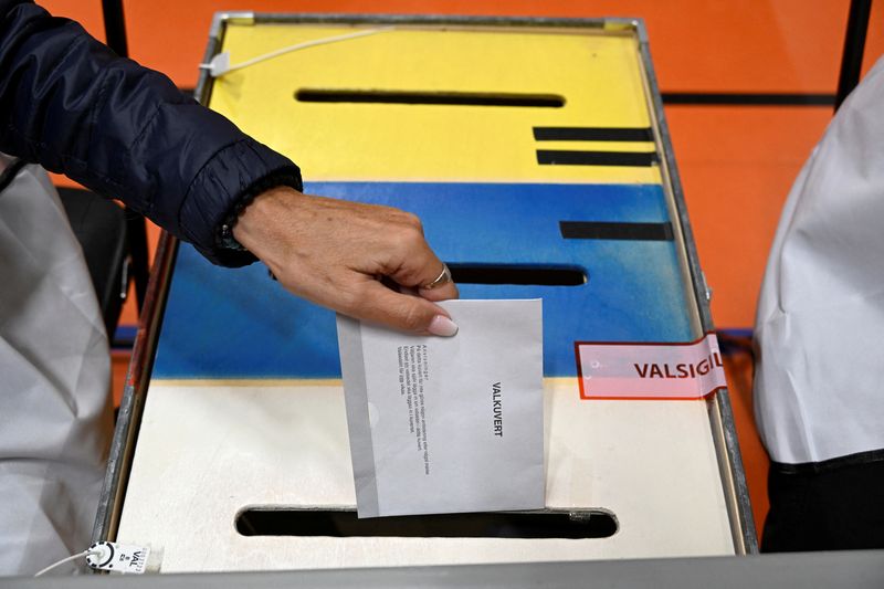 © Reuters. A person casts a ballot at a polling station in Stockholm, Sweden, September 11, 2022. Pontus Lundahl/TT News Agency/via REUTERS     