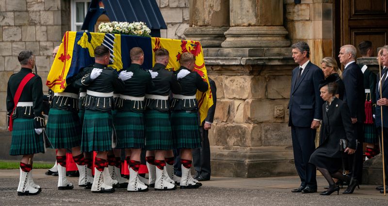 © Reuters. The Princess Royal curtseys the coffin of Queen Elizabeth II, draped with the Royal Standard of Scotland, as it arrives at Holyroodhouse, where it will lie in rest for a day, in Edinburgh, Scotland, Britain September 11, 2022. Aaron Chown/Pool via REUTERS