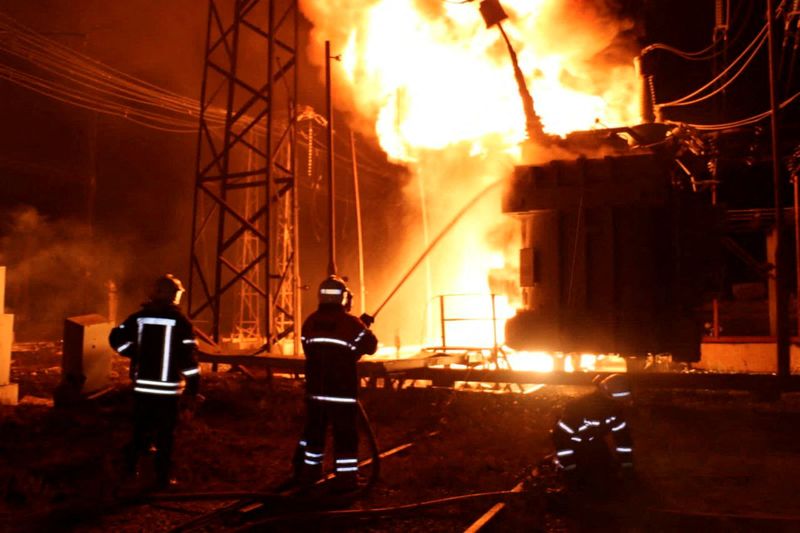 © Reuters. Firefighters work at a site of a thermal power plant damaged by a Russian missile strike, amid Russia's attack on Ukraine, in Kharkiv, Ukraine September 11, 2022.  Press service of the State Emergency Service of Ukraine/Handout via REUTERS 