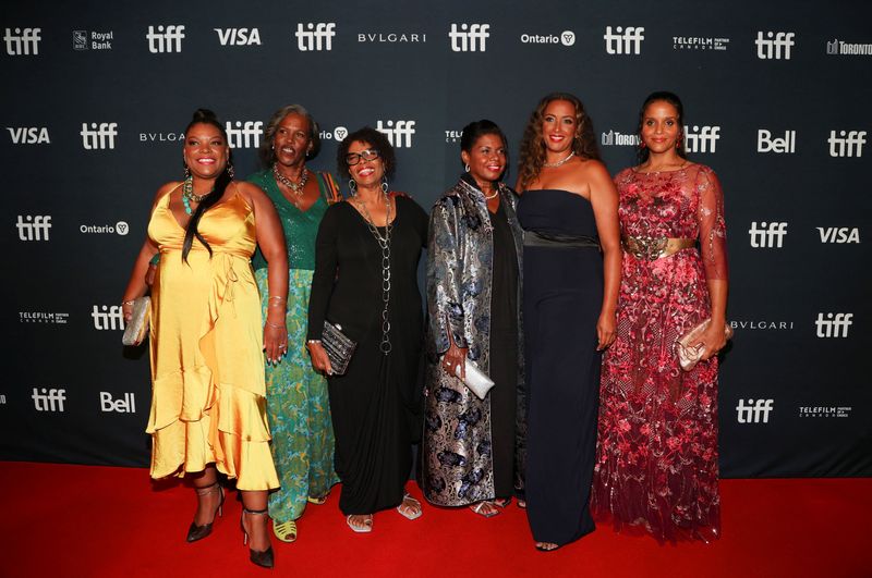 &copy; Reuters. سيدات من عائلة الممثل الراحل سيدني بواتييه أثناء حضورهن العرض الأول لفيلم (سيدني) في مهرجان تورونتو السينمائي الدولي في أونتاريو بكندا يوم 