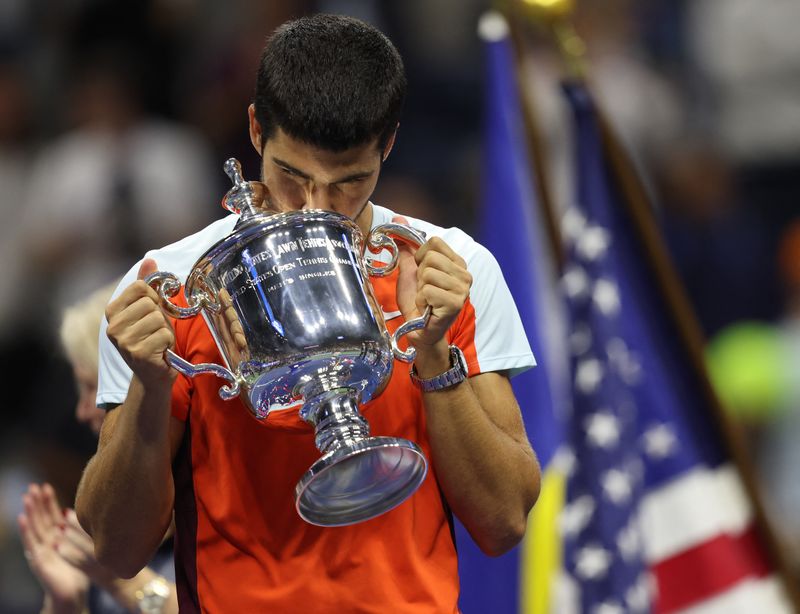 © Reuters. Tennis - U.S. Open - Flushing Meadows, New York, United States - September 11, 2022  Spain's Carlos Alcaraz celebrates with the trophy after winning the U.S. Open REUTERS/Shannon Stapleton