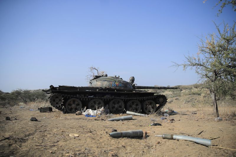 © Reuters. أجزاء ذخيرة بجانب دبابة مدمرة أثناء معركة بين قوات الدفاع الوطني الإثيوبية وقوات جبهة تحرير تيجراي في بلدة كاساجيتا بإثيوبيا في 25 فبراير شباط 2022. تصوير :  تيسكا نيجيري- رويترز .  
 