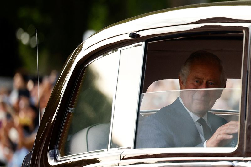 &copy; Reuters. Le roi Charles III quitte le palais de Buckingham. /Photo prise le 11 septembre 2022/REUTERS/Sarah Meyssonnier