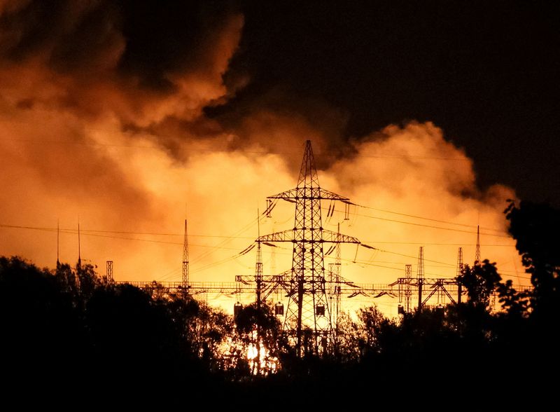 &copy; Reuters. Una centrale elettrica in fiamme dopo un attacco missilistico russo a Kharkiv, in Ucraina. REUTERS/Gleb Garanish