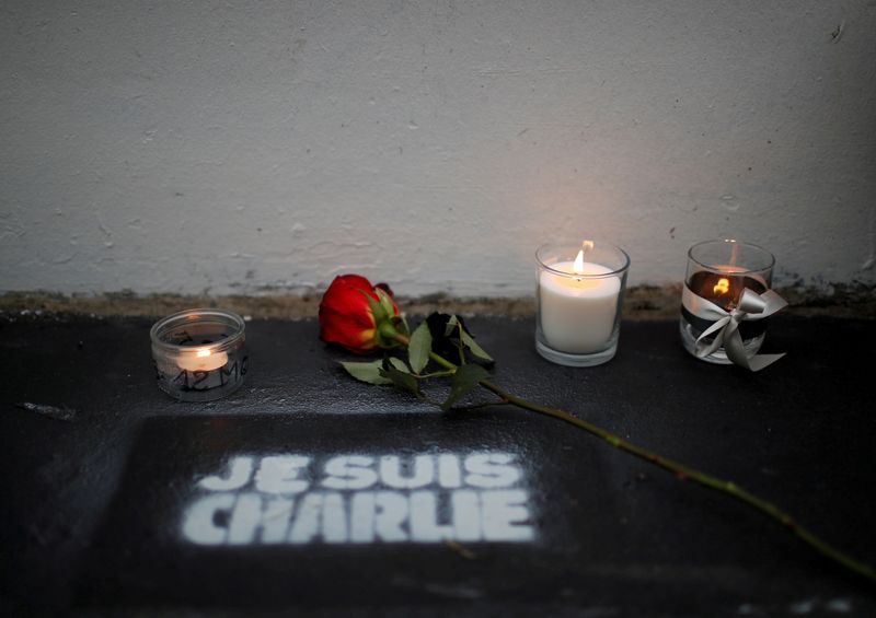 &copy; Reuters. Des fleurs et des bougies devant l'ancien bureau du journal satirique Charlie Hebdo, à Paris. /Photo d'archives/REUTERS/Gonzalo Fuentes     