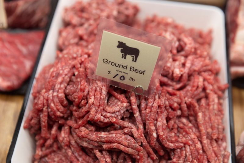 &copy; Reuters. Ground beef is seen on display in a store in Manhattan, New York City, U.S., March 28, 2022. REUTERS/Andrew Kelly/File Photo