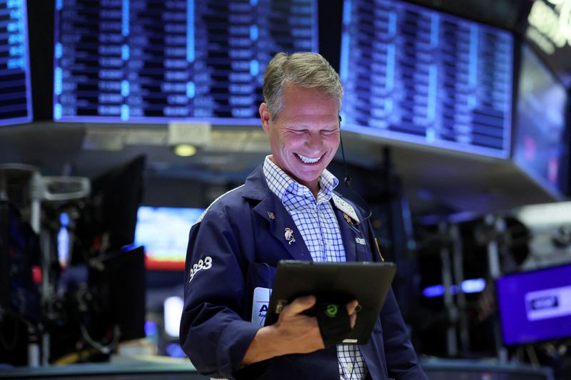 &copy; Reuters. A trader works on the floor of the New York Stock Exchange (NYSE) in New York City, U.S., September 9, 2022.  REUTERS/Brendan McDermid