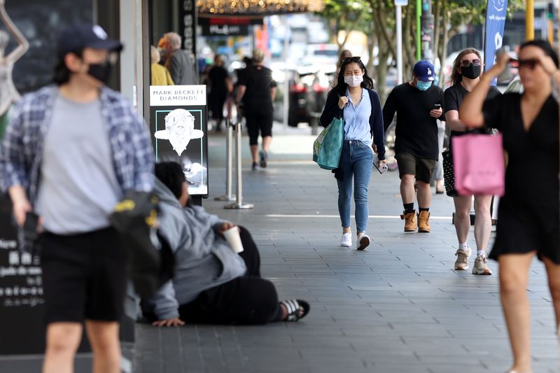&copy; Reuters. Photo d'archives des personnes qui marchent dans un quartier commerçant à Auckland, en Nouvelle-Zélande. /Photo prise le 10 novembre 2021/REUTERS/Fiona Goodall