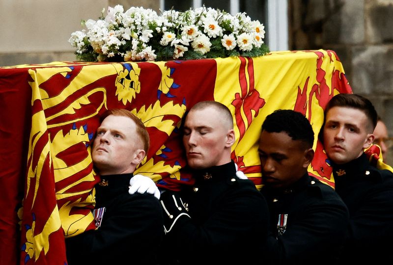 &copy; Reuters. Los portadores del féretro llevan el ataúd de la reina Isabel de Gran Bretaña mientras el coche fúnebre llega al Palacio de Holyroodhouse en Edimburgo, Escocia, Gran Bretaña. 11 de septiembre de 2022. REUTERS/Alkis Konstantinidis/