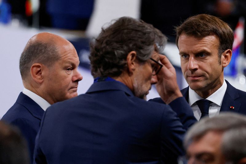 &copy; Reuters. Le chancelier allemand Olaf Scholz et le président français Emmanuel Macron à Madrid, en Espagne. /Photo prise le 30 juin 2022/REUTERS/Yves Herman 
