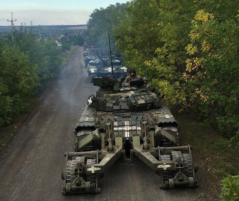 © Reuters. Ukrainian service members ride on tanks during a counteroffensive operation, amid Russia's attack on Ukraine, in Kharkiv region, Ukraine, in this handout picture released September 12, 2022. Press service of the General Staff of the Armed Forces of Ukraine/Handout via REUTERS 