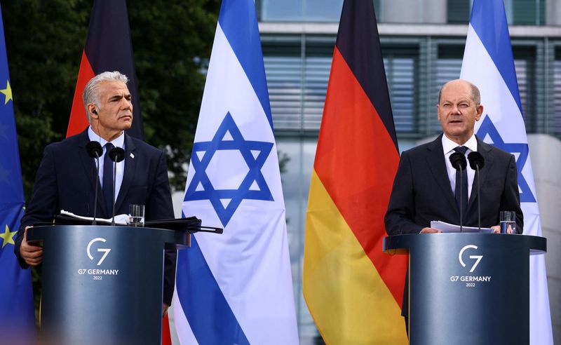 © Reuters. المستشار الألماني أولاف شولتس ورئيس الوزراء الإسرائيلي يائير لابيد يتحدثان لوسائل الإعلام في مقر المستشارية ببرلين يوم الاثنين. تصوير: كريستيان مانج - رويترز