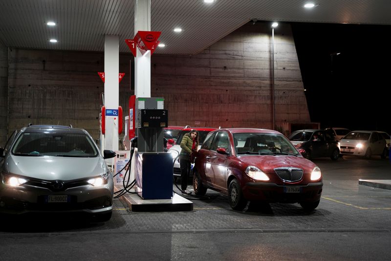 &copy; Reuters. Drivers queue up outside a gas station to fill up their cars as gasoline prices keep rising in Catania, Italy, March 11, 2022. REUTERS/Antonio Parrinello