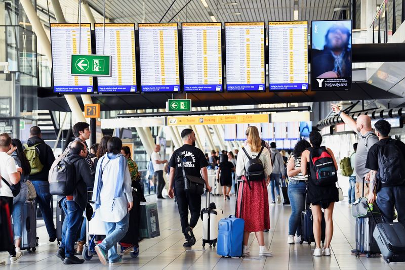 &copy; Reuters. FOTO DE ARCHIVO. Personas caminan en el aeropuerto de Schiphol en Ámsterdam, Países Bajos. 16 de junio de 2022. REUTERS/Piroschka van de Wouw