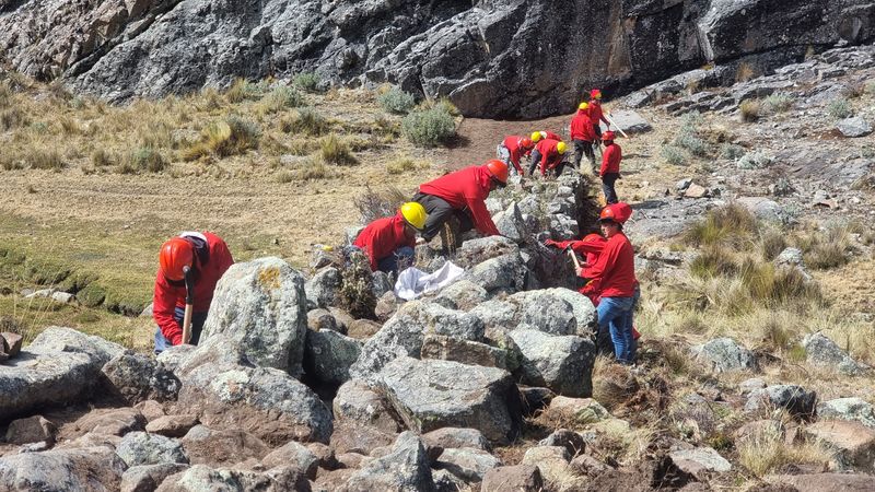 © Reuters. Trabajadores y arqueólogos restauran una antigua presa, en Pamparomas, Perú 11 de julio de 2022. Instituto de las Culturas/Universidad de Buenos Aires