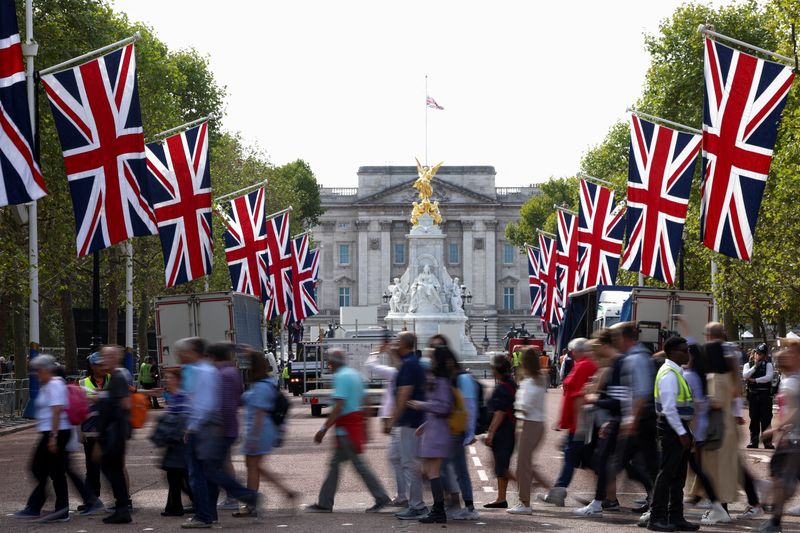 © Reuters. People walk near Buckingham Palace at The Mall, following the death of Britain's Queen Elizabeth, in London, Britain, September 12, 2022. REUTERS/Henry Nicholls