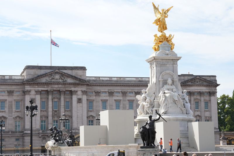 © Reuters. Una estructura fue elevada en el monumento a la Reina Victoria para el funeral de la Reina Isabel en Londres, Gran Bretaña, 12 de septiembre del 2022. REUTERS/Maja Smiejkowska