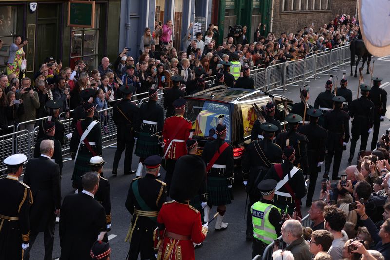 &copy; Reuters. الملك تشارلز والأميرة آن والأمير آندرو يسيرون خلف عربة تحمل نعش الملكة إليزابيث في إدنبره باسكتلندا يوم الاثنين. تصوير: لي سميث - رويترز. 
