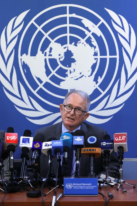 © Reuters. ريتشارد بينيت مقرر الأمم المتحدة الخاص بشأن وضع حقوق الإنسان في أفغانستان يتحدث خلال مؤتمر صحفي في كابول يوم 26 مايو ايار 2022. تصوير: علي خارا - رويترز. 