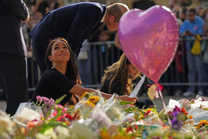 &copy; Reuters. Britain's Catherine, Princess of Wales, Britain's Prince Harry and Meghan, the Duchess of Sussex, look at floral tributes laid by members of the public at Windsor Castle, following the passing of Britain's Queen Elizabeth, in Windsor, Britain, September 1