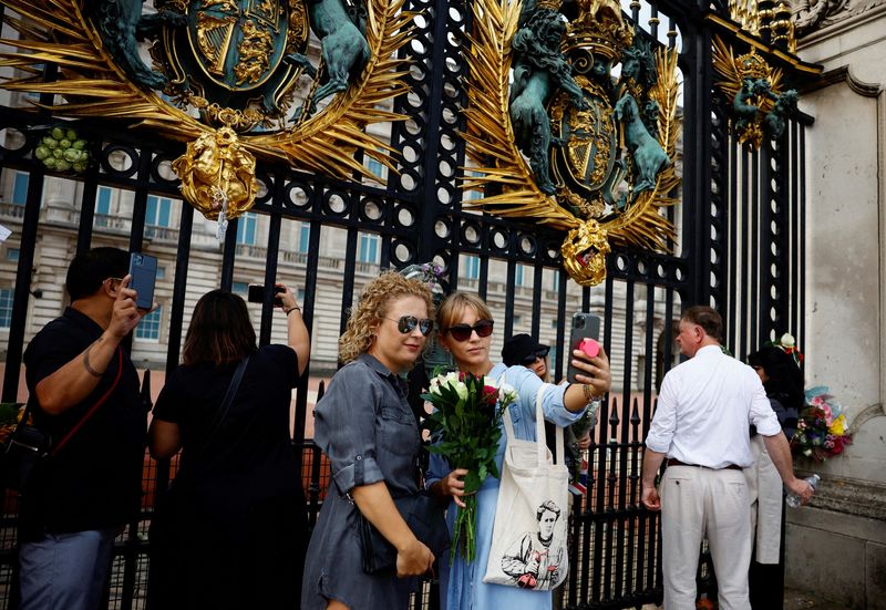 With selfies and salutes, Britain's generations mark queen's passing