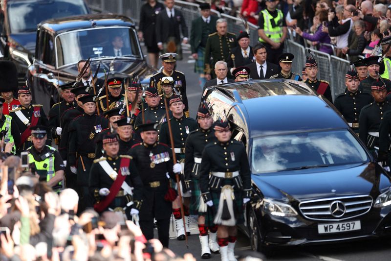 &copy; Reuters. Le roi Charles III, la princesse Anne, le prince Andrew et le prince Edward suivent le corbillard transportant le cercueil de la reine Elizabeth II. /Photo prise le 12 septembre 2022 à Édimbourg, Écosse/REUTERS/Carl Recine