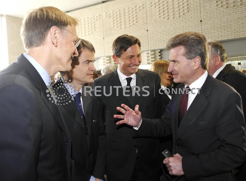 &copy; Reuters. El Comisario de Energía de la UE, Oettinger, el Primer Ministro de Eslovenia, Pahor, el Director de la ACER, Pototschnig, y el Comisario de Medio Ambiente de la UE, Potocnik, hablan durante la inauguración de la ACER en Liubliana.