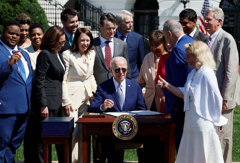 © Reuters. Presidente dos EUA, Joe Biden, assina a Lei CHIPS
09/08/2022
REUTERS/Evelyn Hockstein