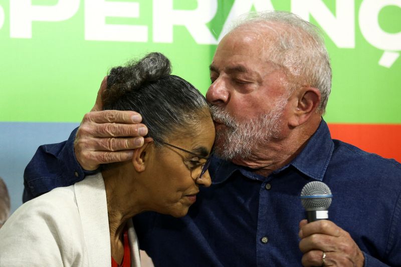 © Reuters. Ex-presidente Luiz Inácio Lula da Silva beija testa da ex-ministra Marina Silva durante entrevista coletiva em São Paulo
12/09/2022 REUTERS/Carla Carniel