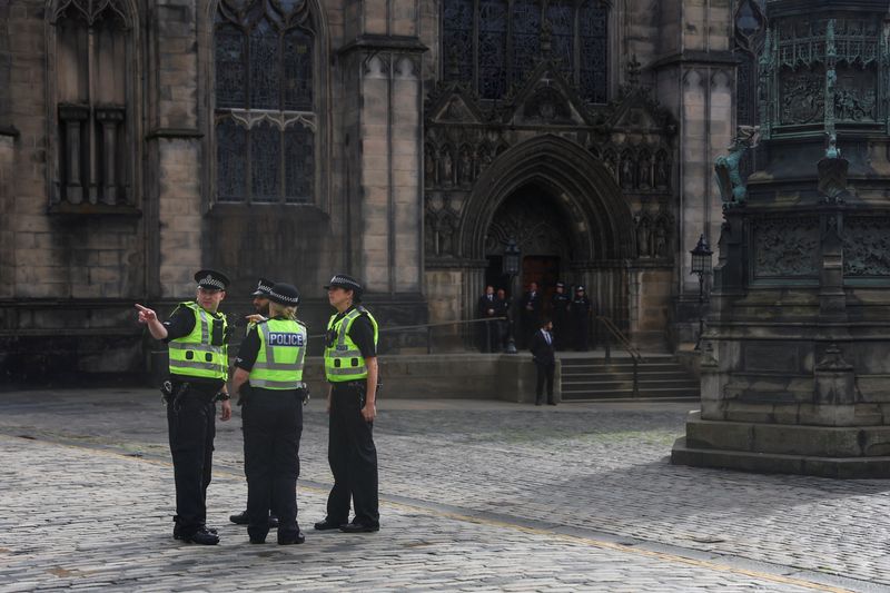 &copy; Reuters. Policiais do lado de fora da Catedral de St Giles, em Edimburgo, na Escócia
12/09/2022 REUTERS/Hannah McKay