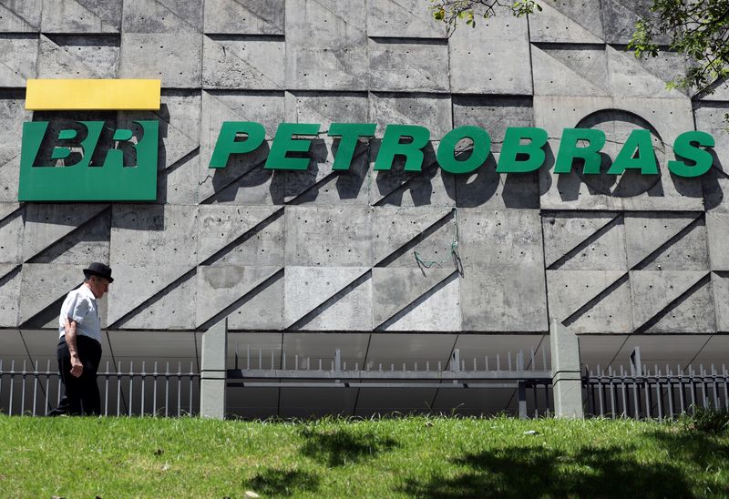 &copy; Reuters. Homem passa em frente à sede da Petrobras no Rio de Janeiro
09/03/2020
REUTERS/Sergio Moraes