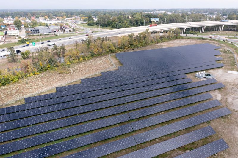 &copy; Reuters. FILE PHOTO: An aerial view shows solar panels made by First Solar, during a tour of the Overland Park Solar Array in Toledo, Ohio, U.S., October 5, 2021.  REUTERS/Dane Rhys/File Photo