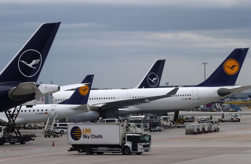 &copy; Reuters. FOTO DE ARCHIVO. Aviones de la compañía aérea alemana Lufthansa en el aeropuerto de Fráncfort, Alemania. 4 de mayo de 2021. REUTERS/Kai Pfaffenbach